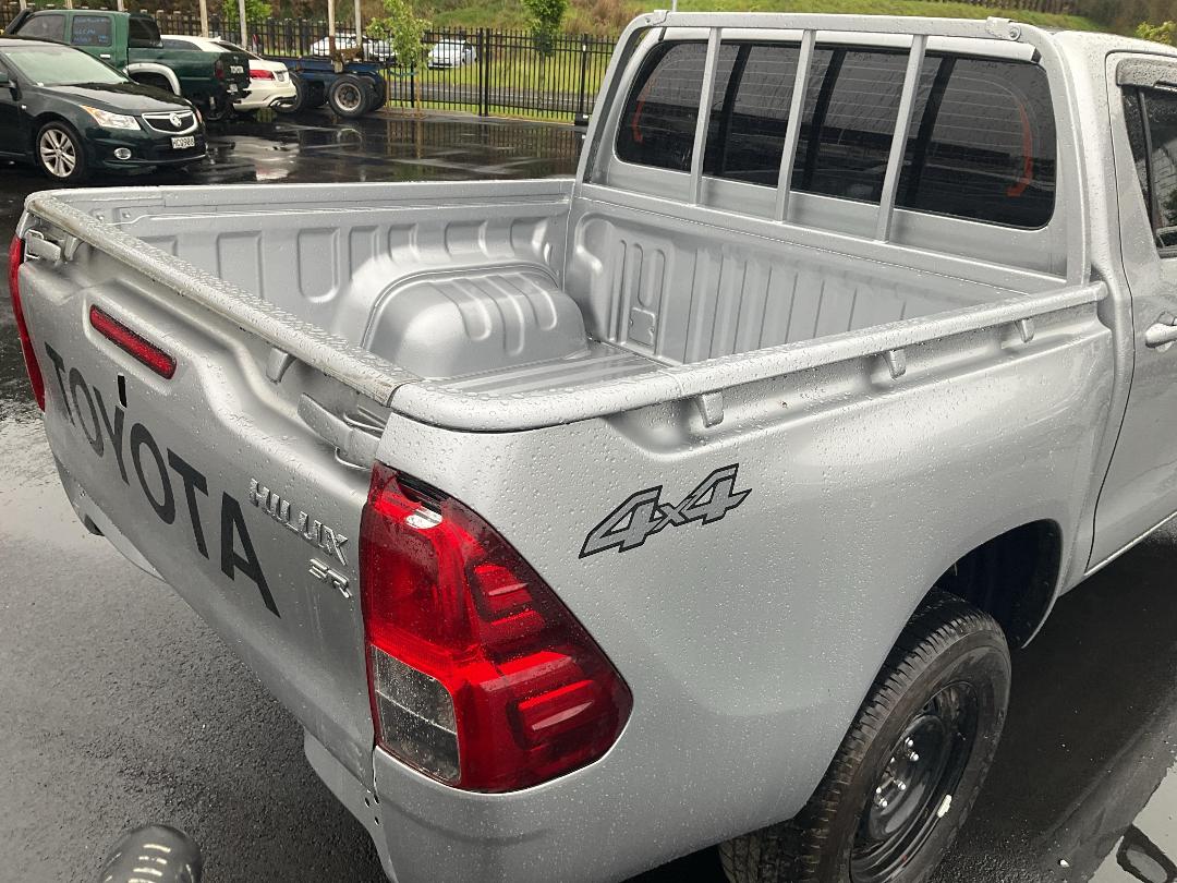 Photo '15' of Toyota Hilux SR TD DC Photo '15' of Toyota Hilux SR TD DC