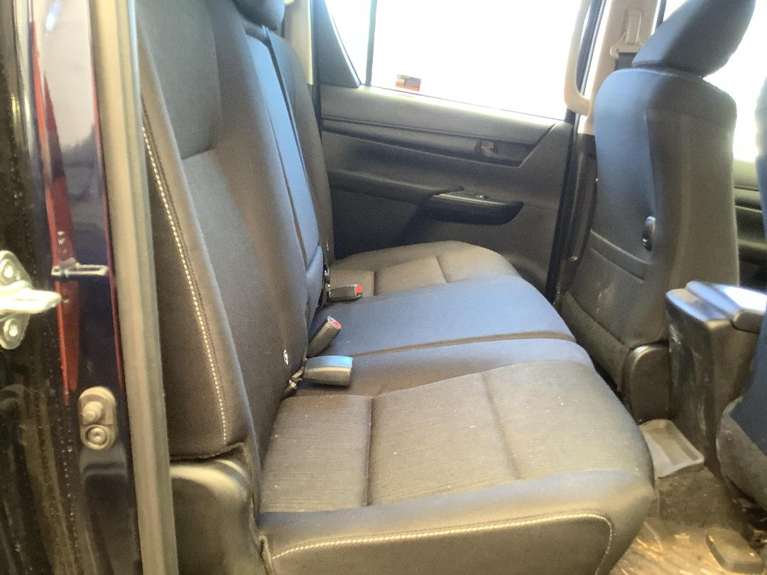 Photo '10' of Toyota Hilux SR TD DC/CC