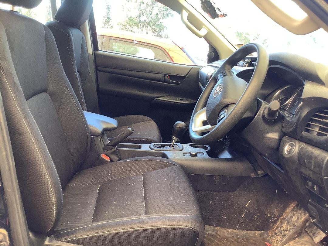 Photo '11' of Toyota Hilux SR TD DC/CC