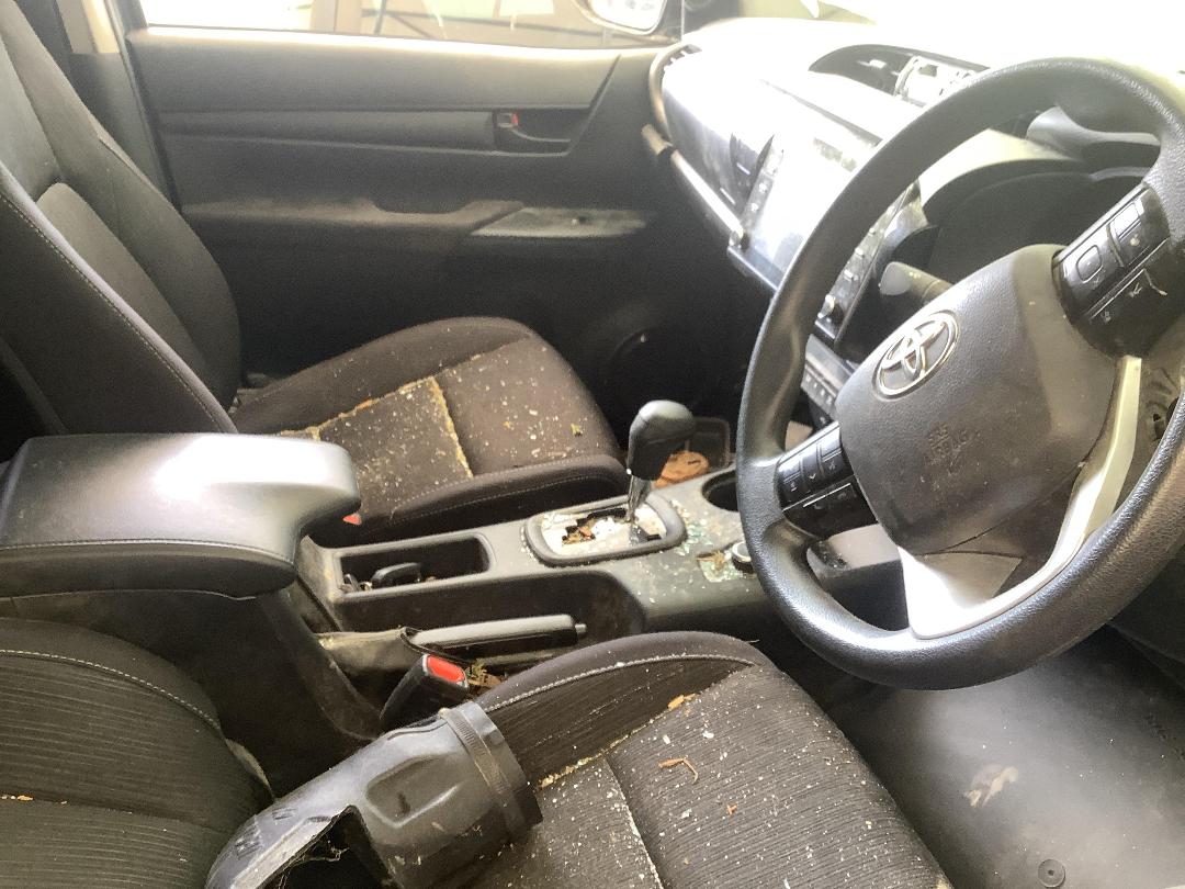 Photo '13' of Toyota Hilux SR TD DC/CC Photo '13' of Toyota Hilux SR TD DC/CC