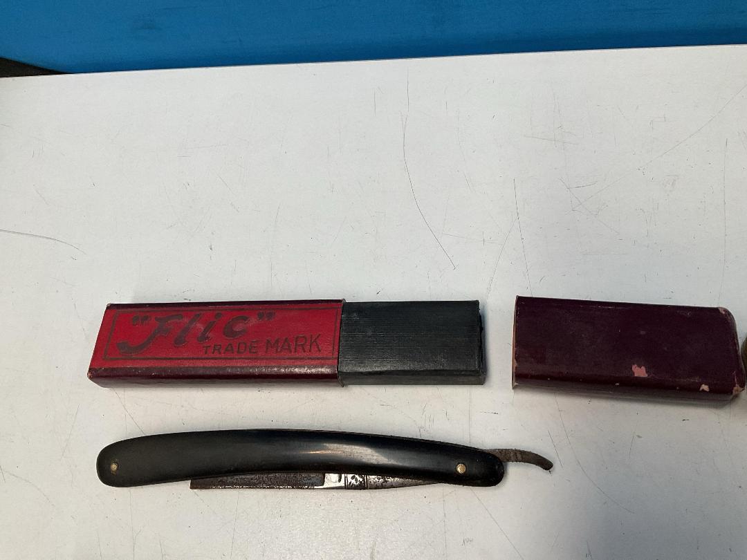 Photo '2' of Valet Auto Strop & Other Antique Razors