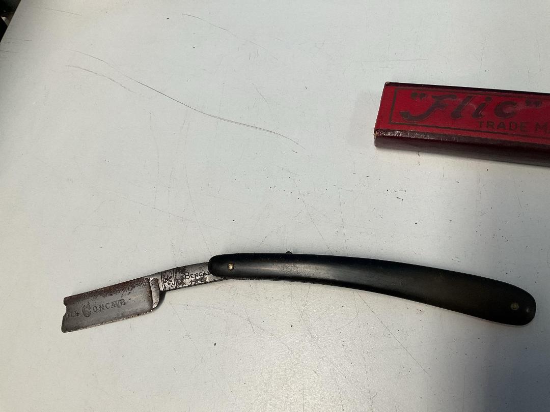 Photo '4' of Valet Auto Strop & Other Antique Razors