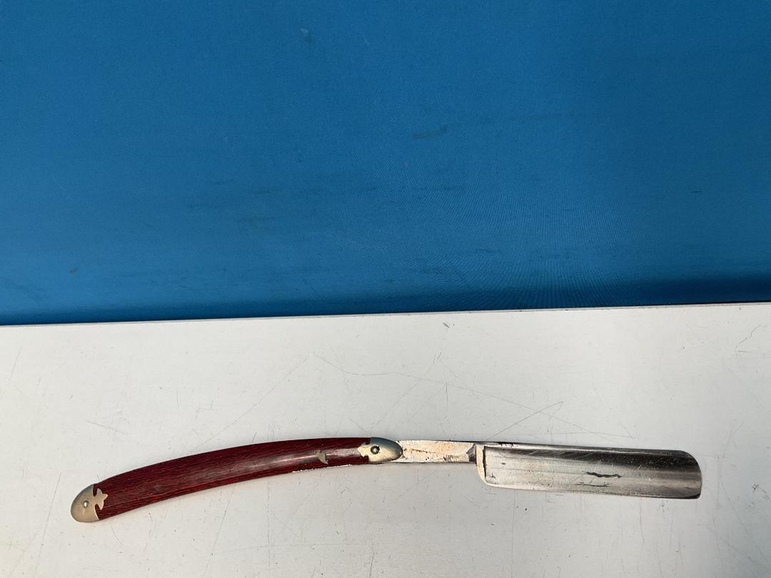 Photo '7' of Valet Auto Strop & Other Antique Razors