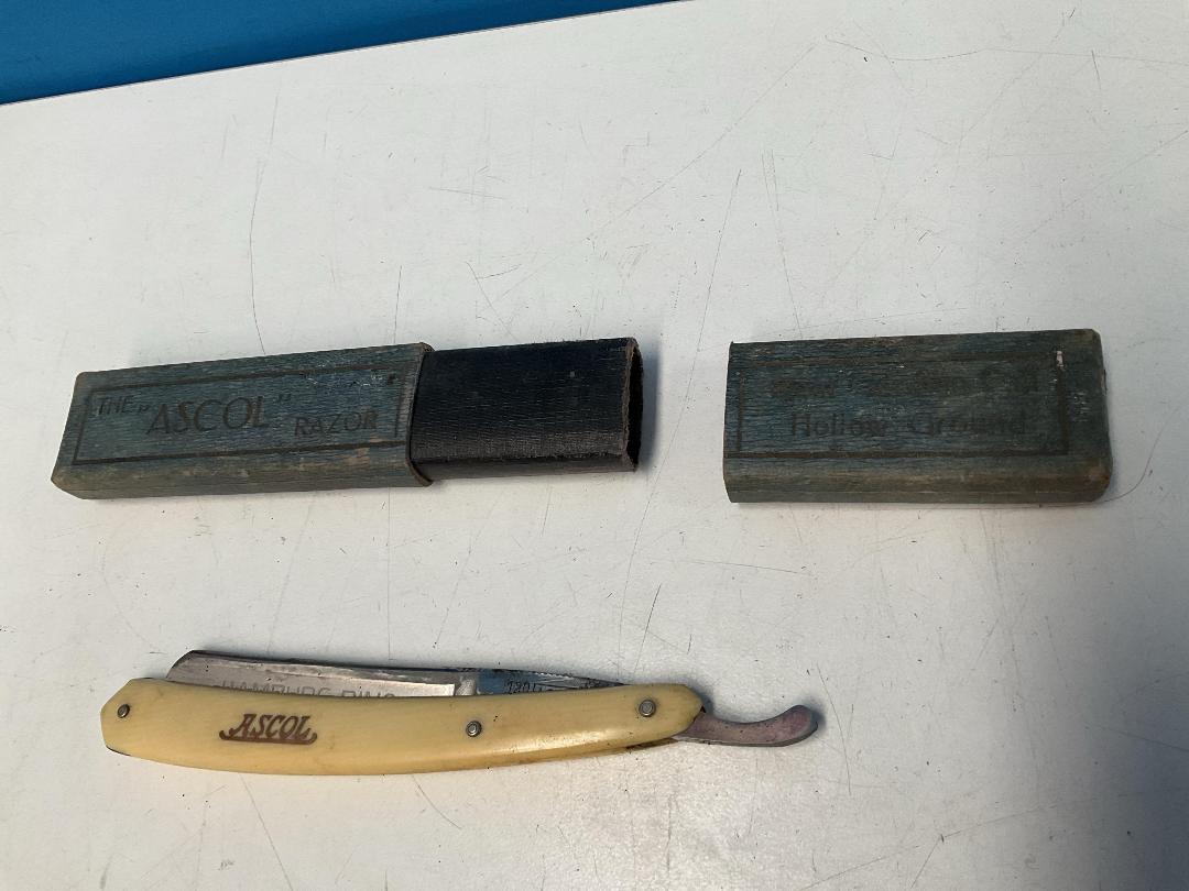 Photo '8' of Valet Auto Strop & Other Antique Razors