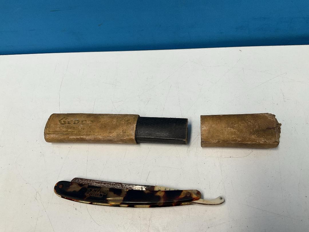 Photo '11' of Valet Auto Strop & Other Antique Razors