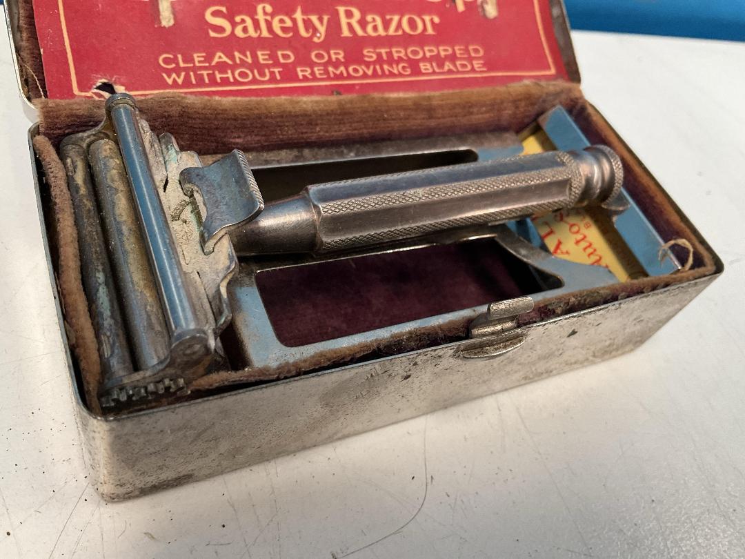 Photo '17' of Valet Auto Strop & Other Antique Razors