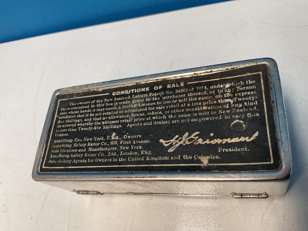 Photo '21' of Valet Auto Strop & Other Antique Razors