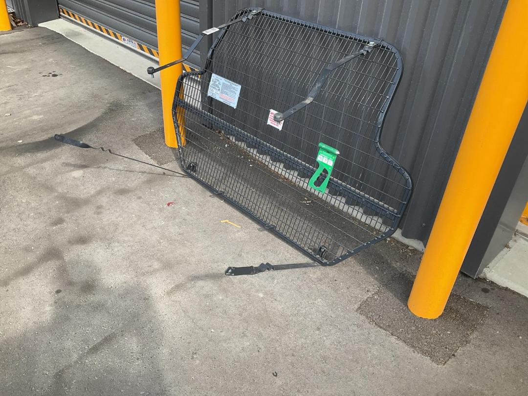 Photo '3' of Hyundai Santa Fe Cargo Barrier