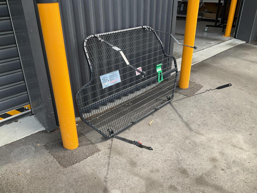 Photo '4' of Hyundai Santa Fe Cargo Barrier