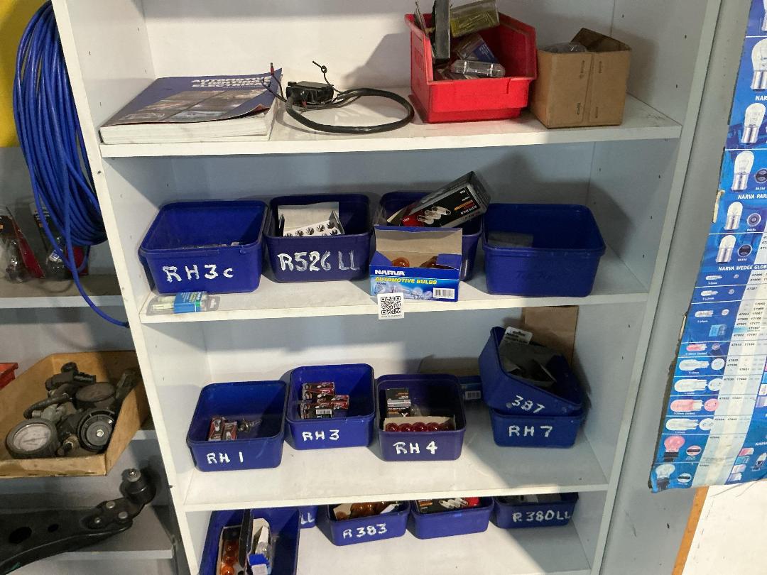 Photo '6' of Assorted lot of Automotive light bulbs