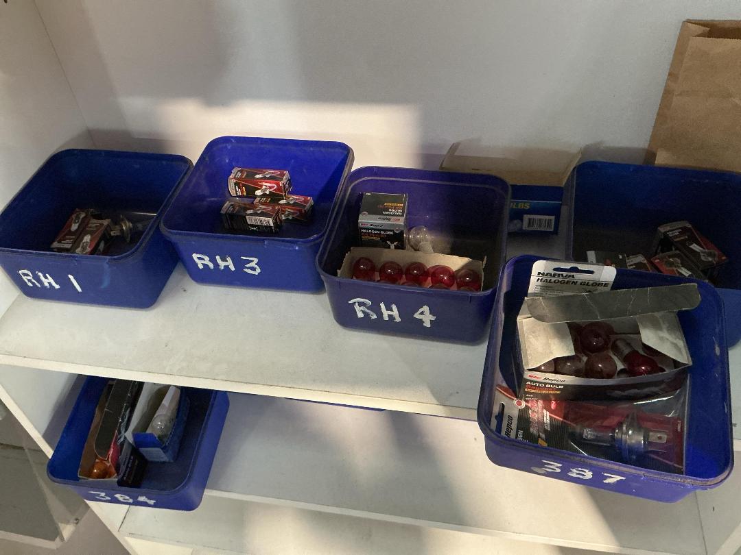 Photo '2' of Assorted lot of Automotive light bulbs