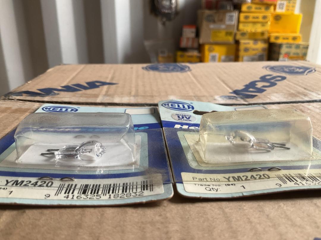 Photo '3' of Hella 24v Bi Pin G4 Globes 20W