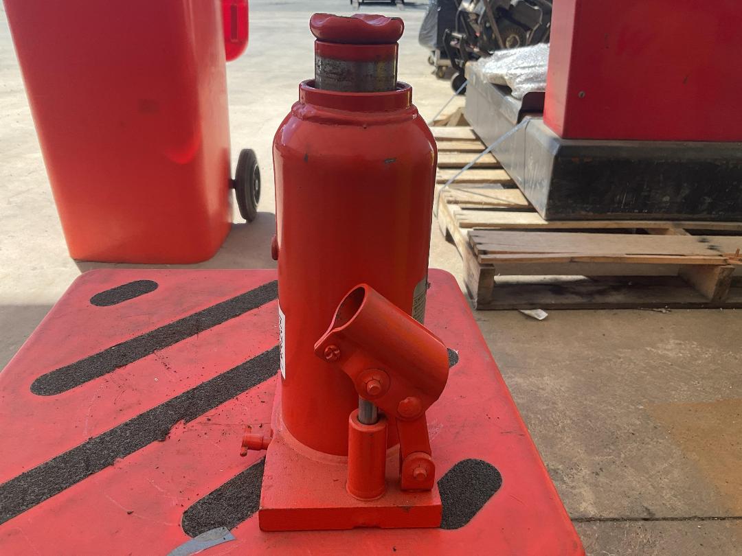 Photo '2' of Hydraulic Bottle Jack Photo '2' of Hydraulic Bottle Jack