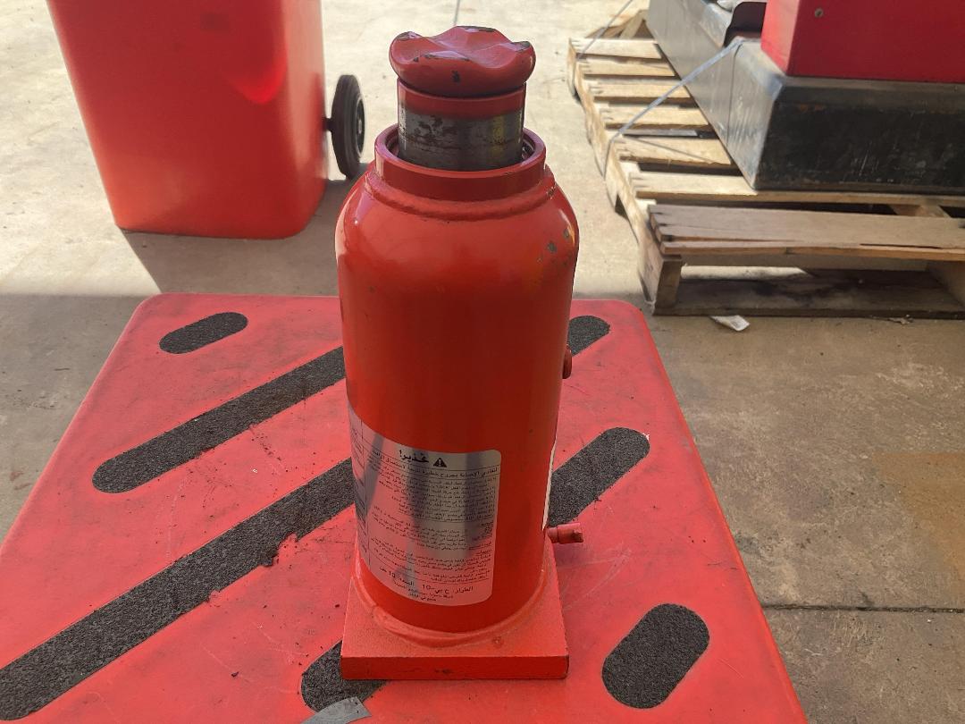Photo '4' of Hydraulic Bottle Jack Photo '4' of Hydraulic Bottle Jack
