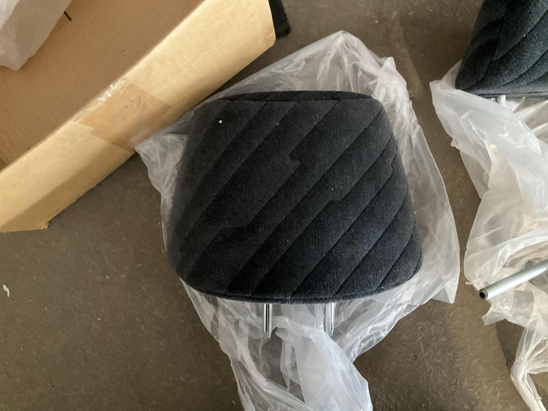 Photo '5' of Honda CRV head rest x3