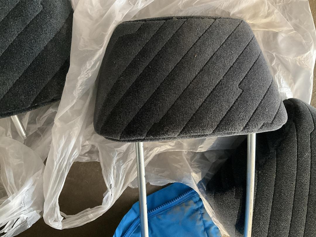 Photo '7' of Honda CRV head rest x3