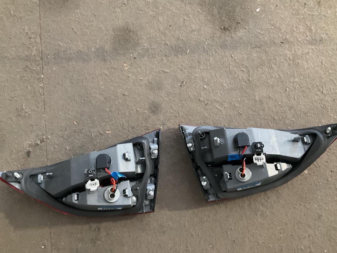 Photo '5' of Hyundai Elantra head lights and tail lights set