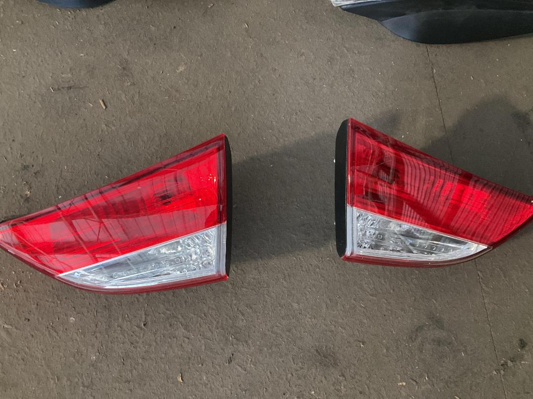 Photo '3' of Hyundai Elantra head lights and tail lights set