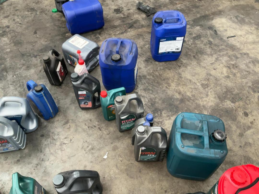 Photo '4' of Selection of motor oil Photo '4' of Selection of motor oil