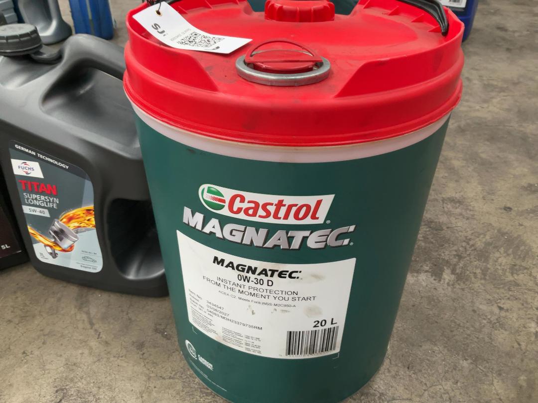 Photo '5' of Selection of motor oil Photo '5' of Selection of motor oil