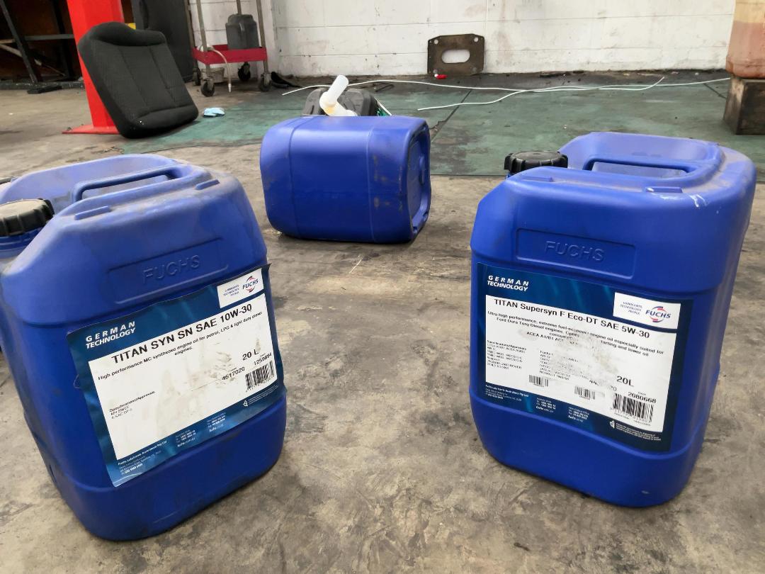 Photo '6' of Selection of motor oil Photo '6' of Selection of motor oil