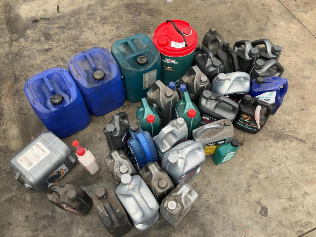 Photo '7' of Selection of motor oil Photo '7' of Selection of motor oil