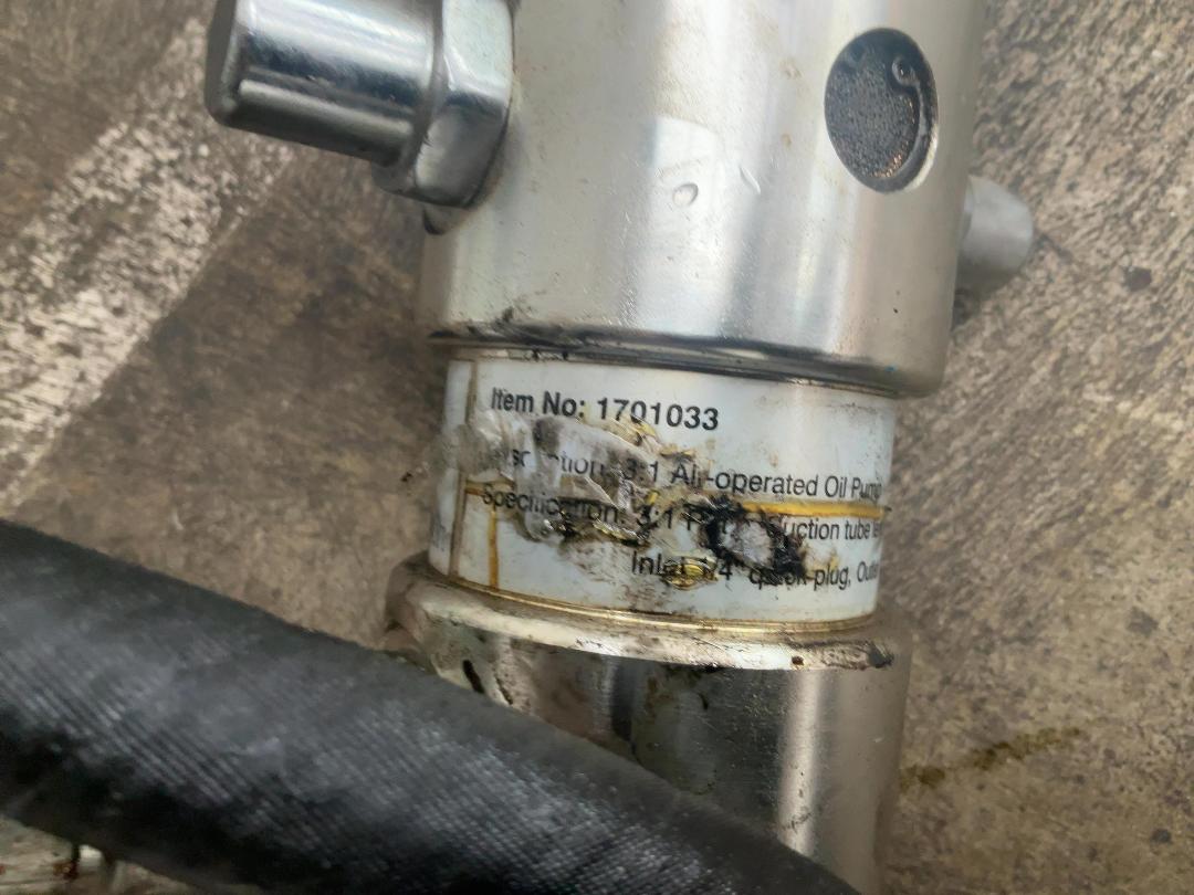 Photo '4' of Air operated oil pump