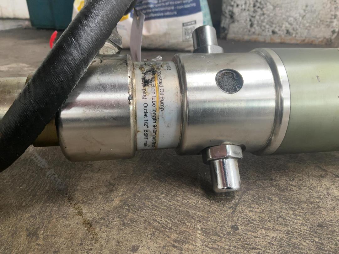 Photo '5' of Air operated oil pump