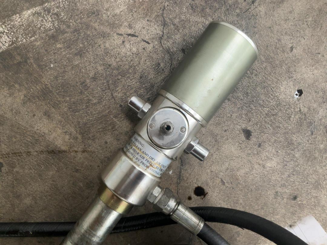 Photo '6' of Air operated oil pump