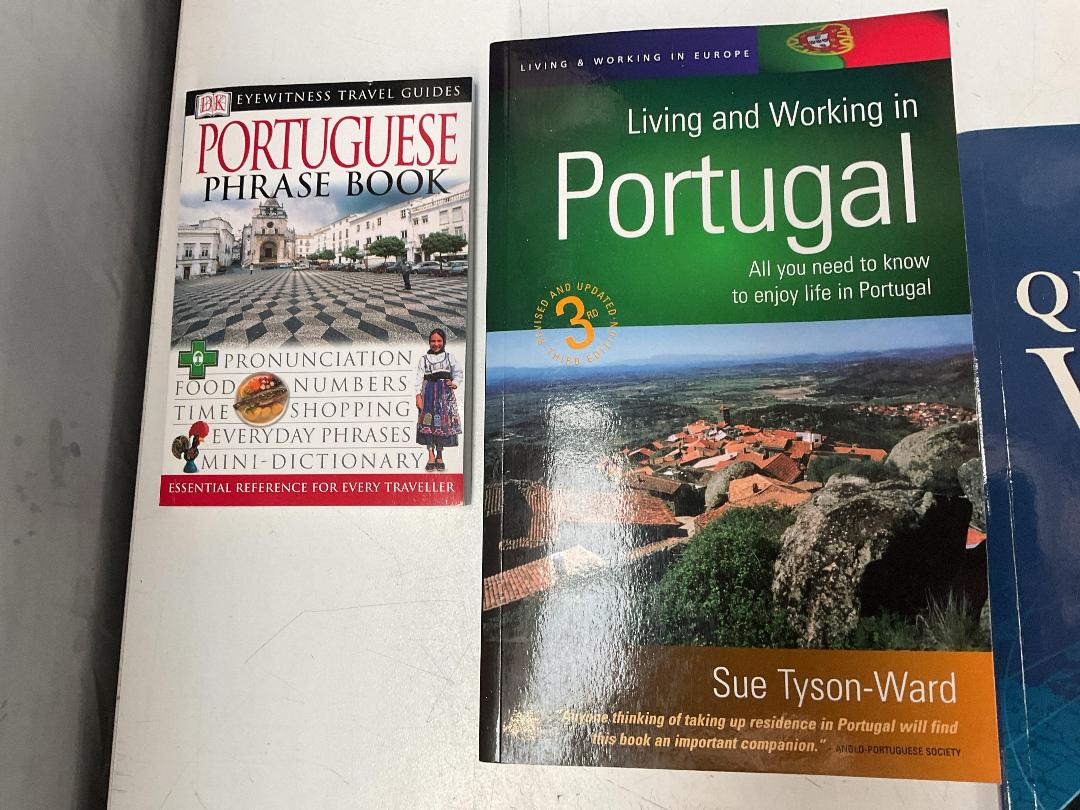 Photo '3' of Assortment of Books - Foreign Language, The Complete Guitar Player Chord Book Etc