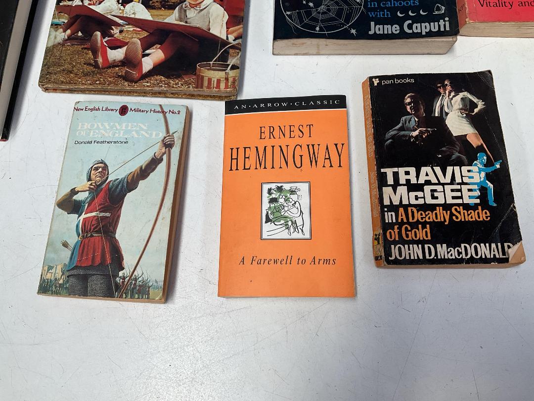 Photo '10' of Various Books and 2x Comics Photo '10' of Various Books and 2x Comics