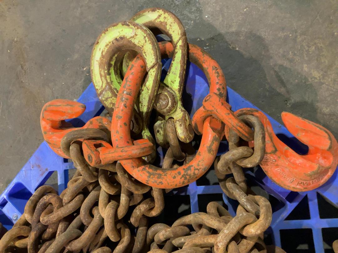 Photo '5' of heavy duty chain with hooks on each end x 2