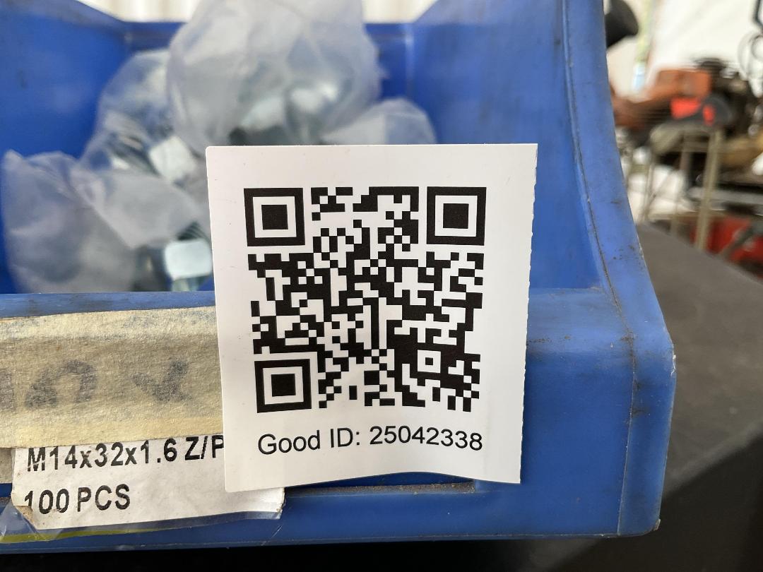 Photo '4' of Qty of nuts M10 x 20 Photo '4' of Qty of nuts M10 x 20