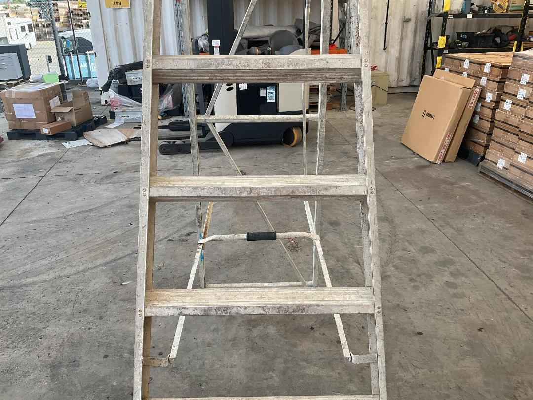 Photo '4' of 7 Step Ladder with Platform