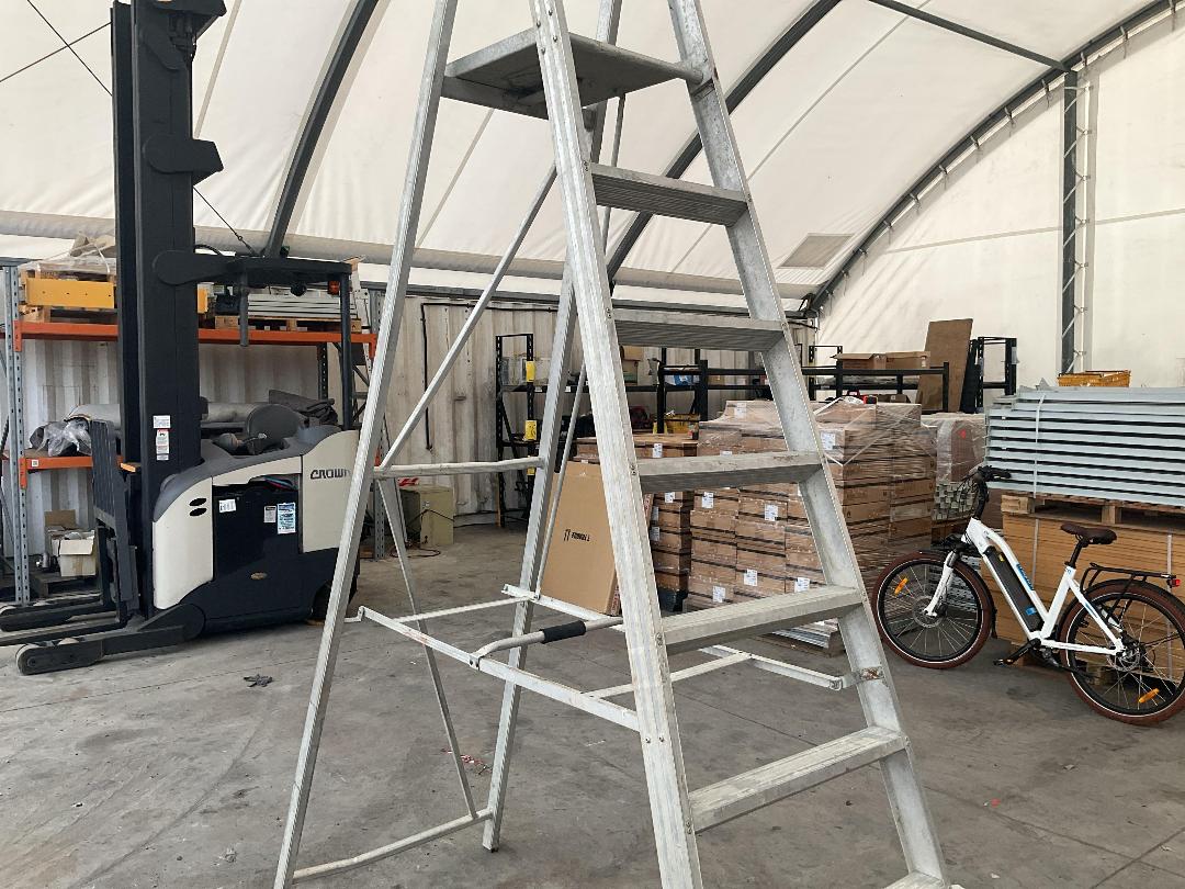 Photo '3' of 7 Step Ladder with Platform Photo '3' of 7 Step Ladder with Platform