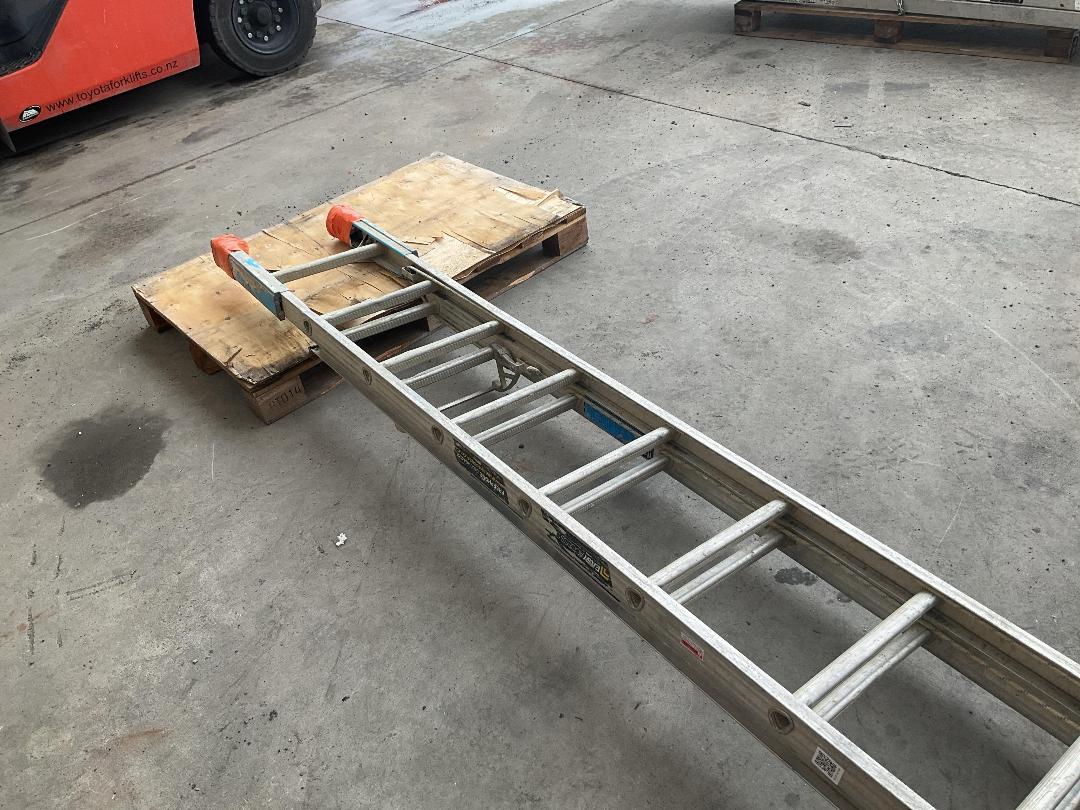 Photo '3' of Extending Ladder Photo '3' of Extending Ladder