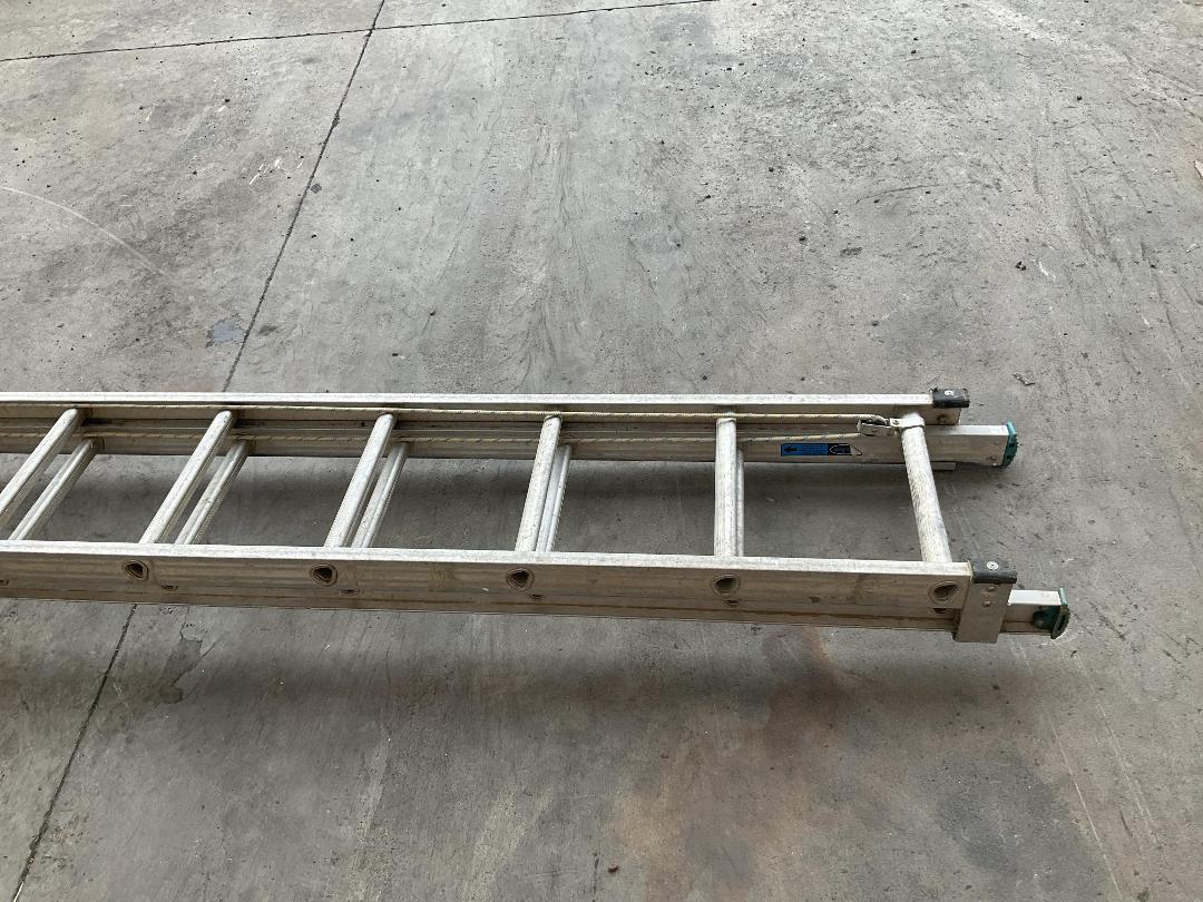 Photo '2' of Extending Ladder Photo '2' of Extending Ladder