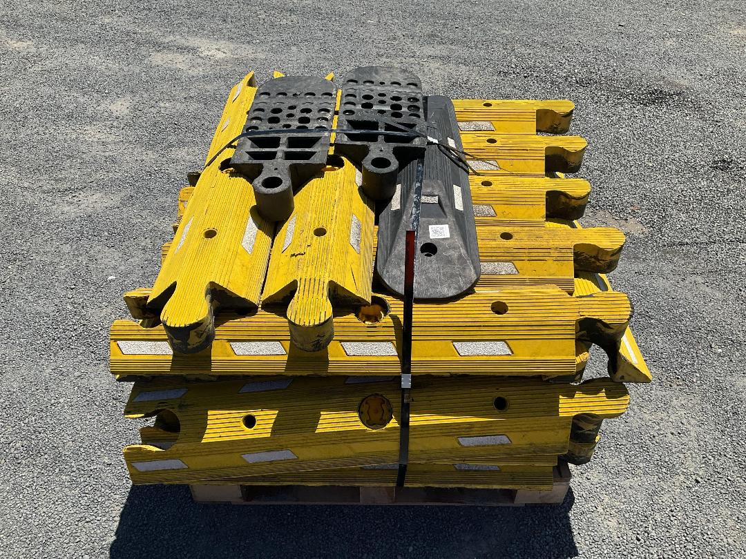 Photo '4' of Pallet of Interlocking Traffic Lane Seperators