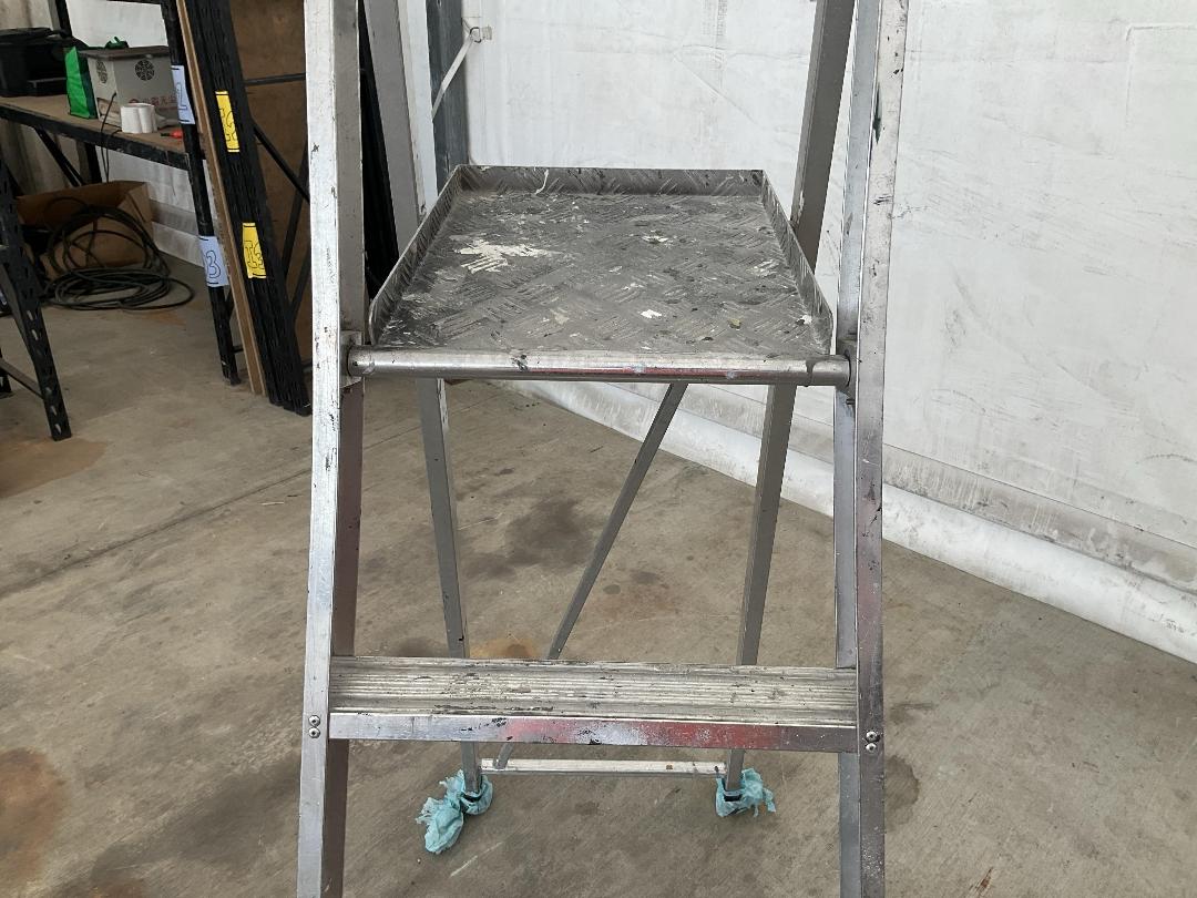 Photo '3' of 4 Step Ladder with Platform