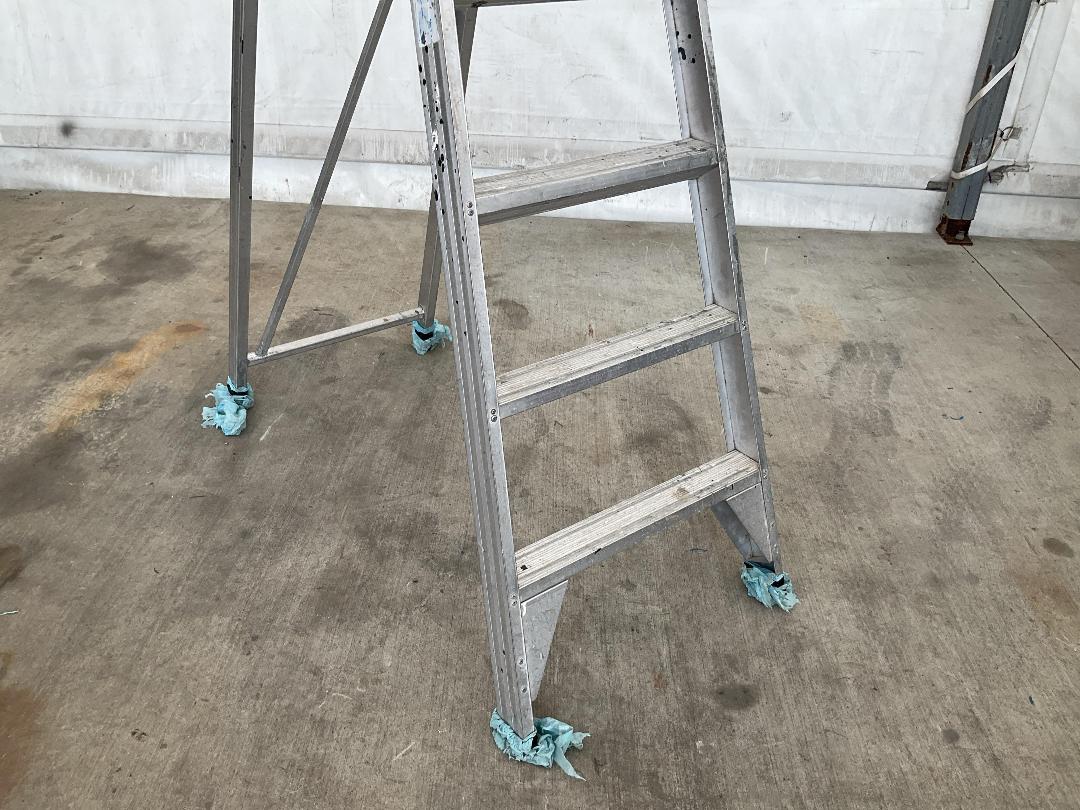 Photo '2' of 4 Step Ladder with Platform