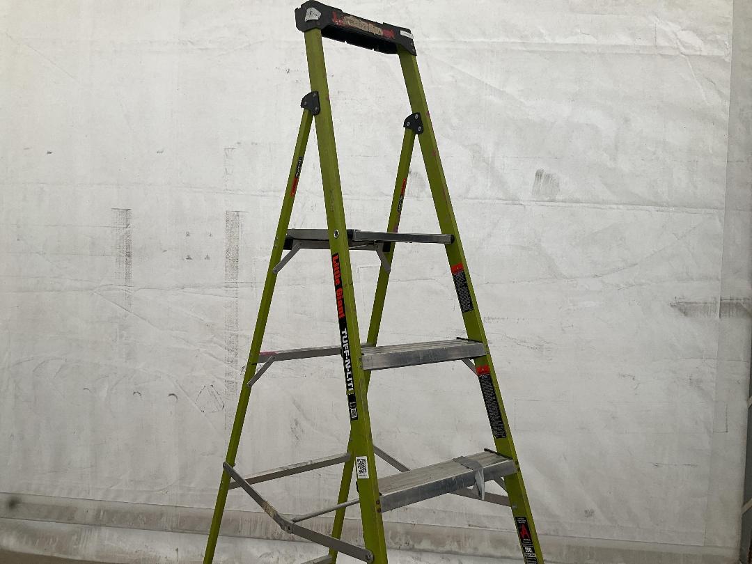 Photo '3' of 5 Step Ladder with Platform