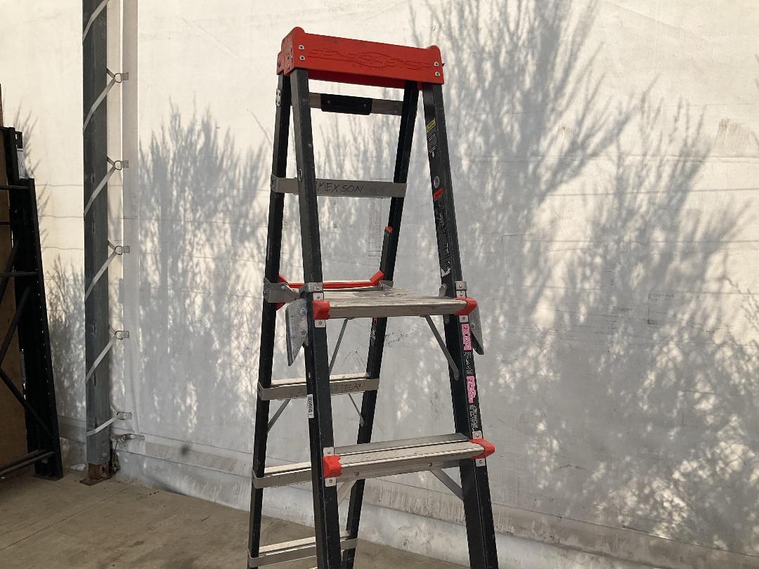 Photo '3' of 5 Step Ladder with Platform
