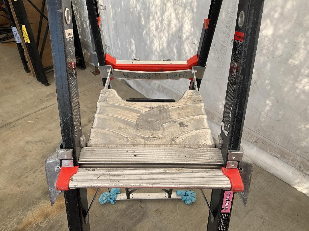 Photo '4' of 5 Step Ladder with Platform