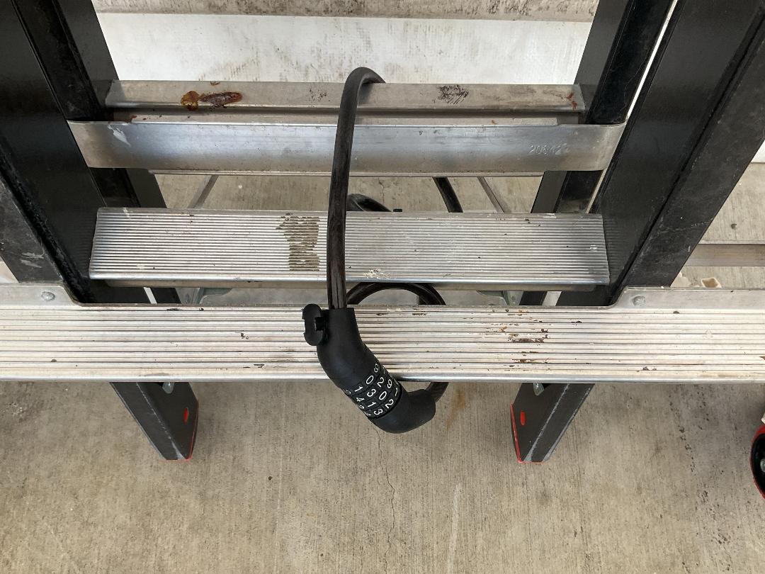 Photo '4' of 5 Step Ladder with Platform