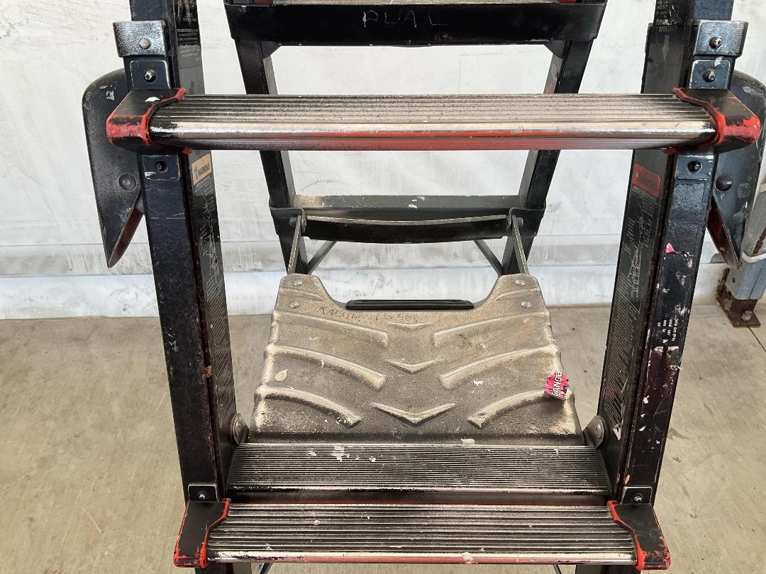 Photo '4' of 5 Step Ladder with Platform