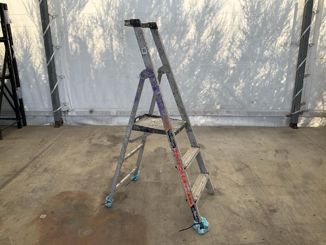 Photo '2' of 2 Step Ladder with Platform