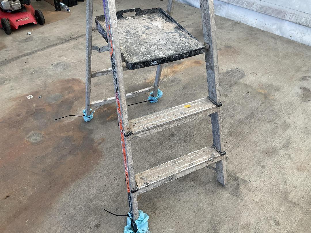 Photo '5' of 2 Step Ladder with Platform