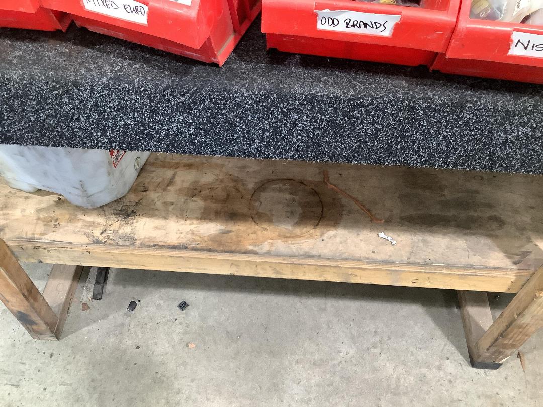 Photo '3' of Wooden workbench Photo '3' of Wooden workbench