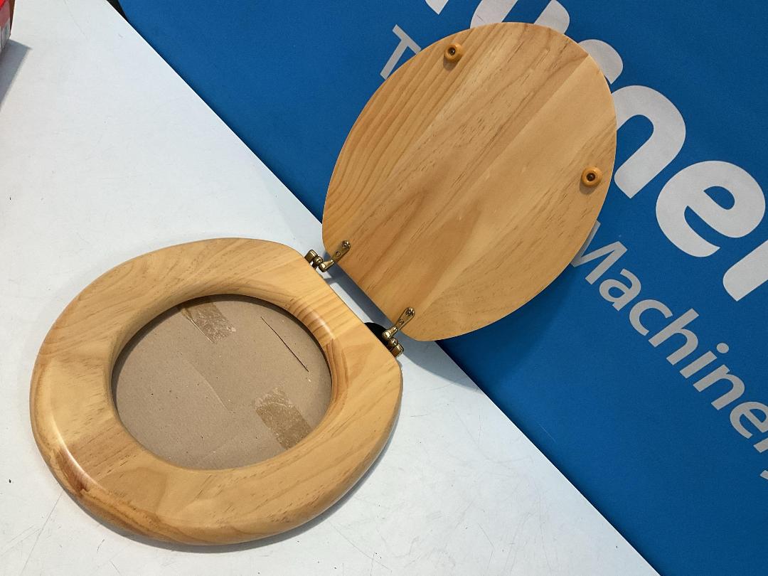 Photo '12' of B&Q Value Toilet Seat Natural Pine