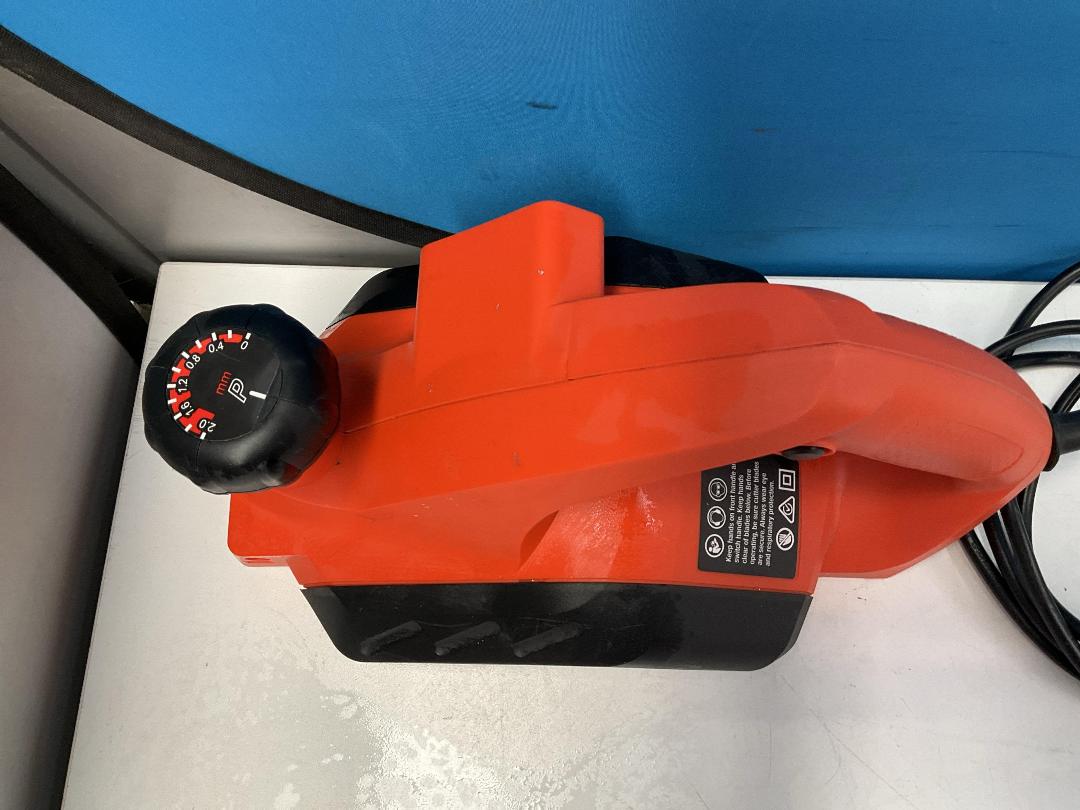 Photo '6' of Black and Decker Rebating Planer - Model KW712-XE Photo '6' of Black and Decker Rebating Planer - Model KW712-XE